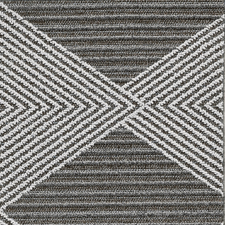 7' X 9' Grey Or Ivory Geometric Diamonds Indoor Outdoor Area Rug